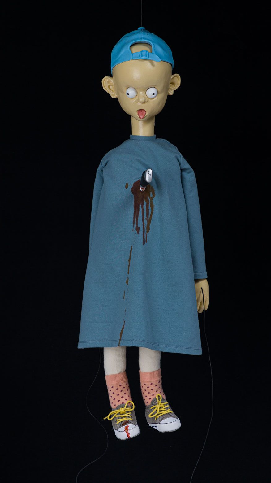 Michael Kvium, Stay Unlucky, 2019, vÃ¦rk i montre med dukke, trÃ¦ og akryl.